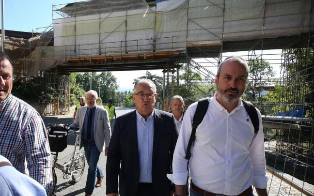 El alcalde Maya y al fondo, la pasarela tapada. El alcalde Maya y al fondo, la pasarela tapada.