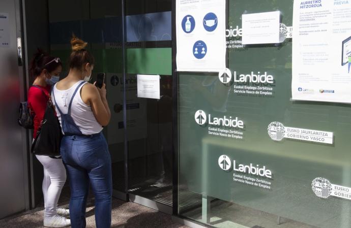 Fachada de la oficina de Lanbide en el Barrio de Zaramaga.