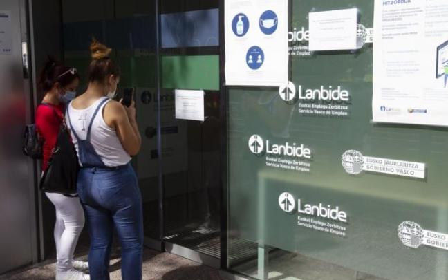 Fachada de la oficina de Lanbide en el Barrio de Zaramaga. Fachada de la oficina de Lanbide en el Barrio de Zaramaga.