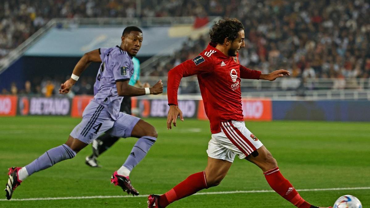 El egipcio Mohamed Hany (d) defiende el balón ante David Alaba.