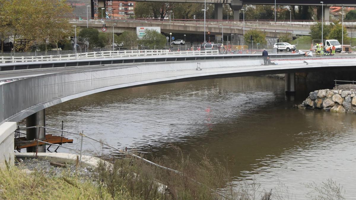 Puente de Astiñene, listo para acoger coches, bicicletas y peatones.