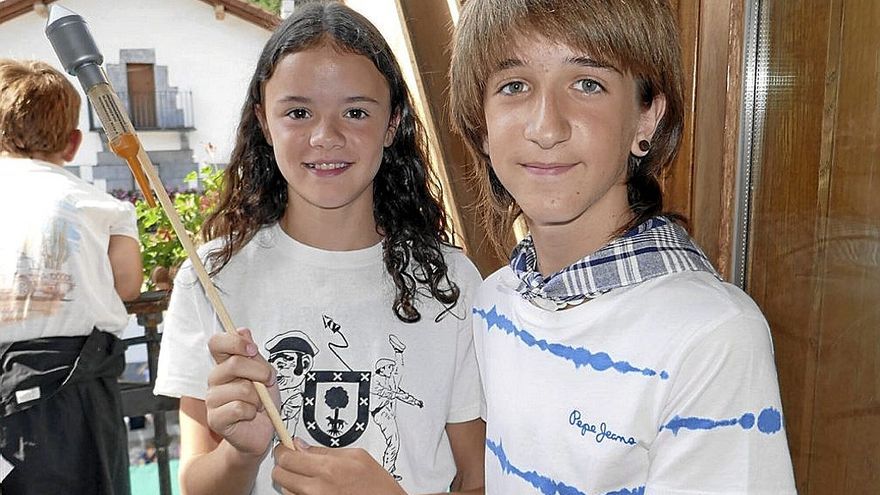 Laida Maritorena y Liher Fernández fueron los encargados de prender la mecha.