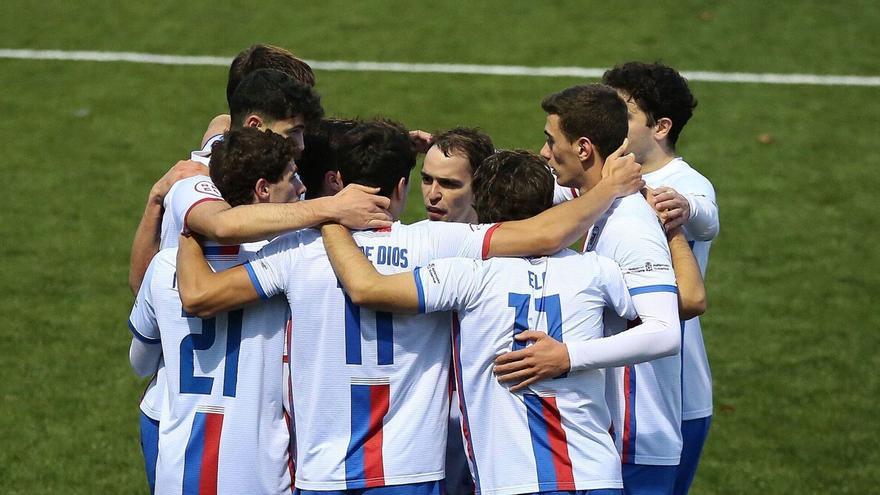 Los jugadores de la Mutilvera celebran un gol en su victoria contra el Alfaro.