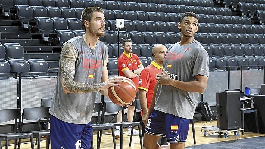 Juancho Hernangómez, junto a Sebas Saiz, disponiéndose a lanzar un triple en el entrenamiento.