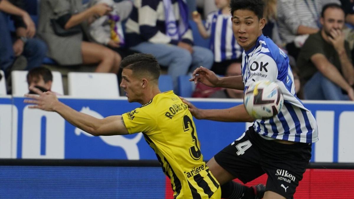 Taichi Hara pugna por hacerse con el balón, durante el partido ante el Oviedo