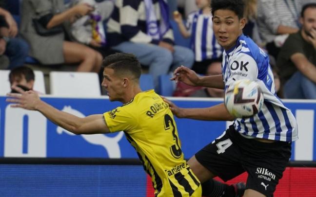 Taichi Hara pugna por hacerse con el bal&oacute;n, durante el partido ante el Oviedo
