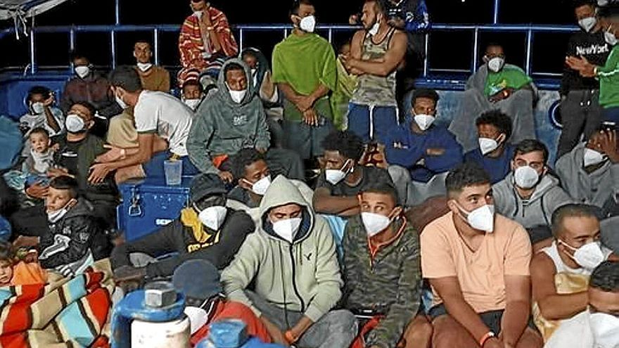 Varias personas de las 40 rescatadas en la tercera intervención del Aita Mari en alta mar tratan de descansar en el barco. | FOTO: ASIER SÁNCHEZ
