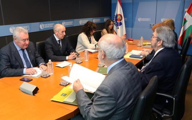 Josu Erkoreka y Manuel Lezertua reúnen a sus equipos de trabajo para reforzar las relaciones entre el Departamento de Seguridad y el Ararteko. Josu Erkoreka y Manuel Lezertua reúnen a sus equipos de trabajo para reforzar las relaciones entre el Departamento de Seguridad y el Ararteko.