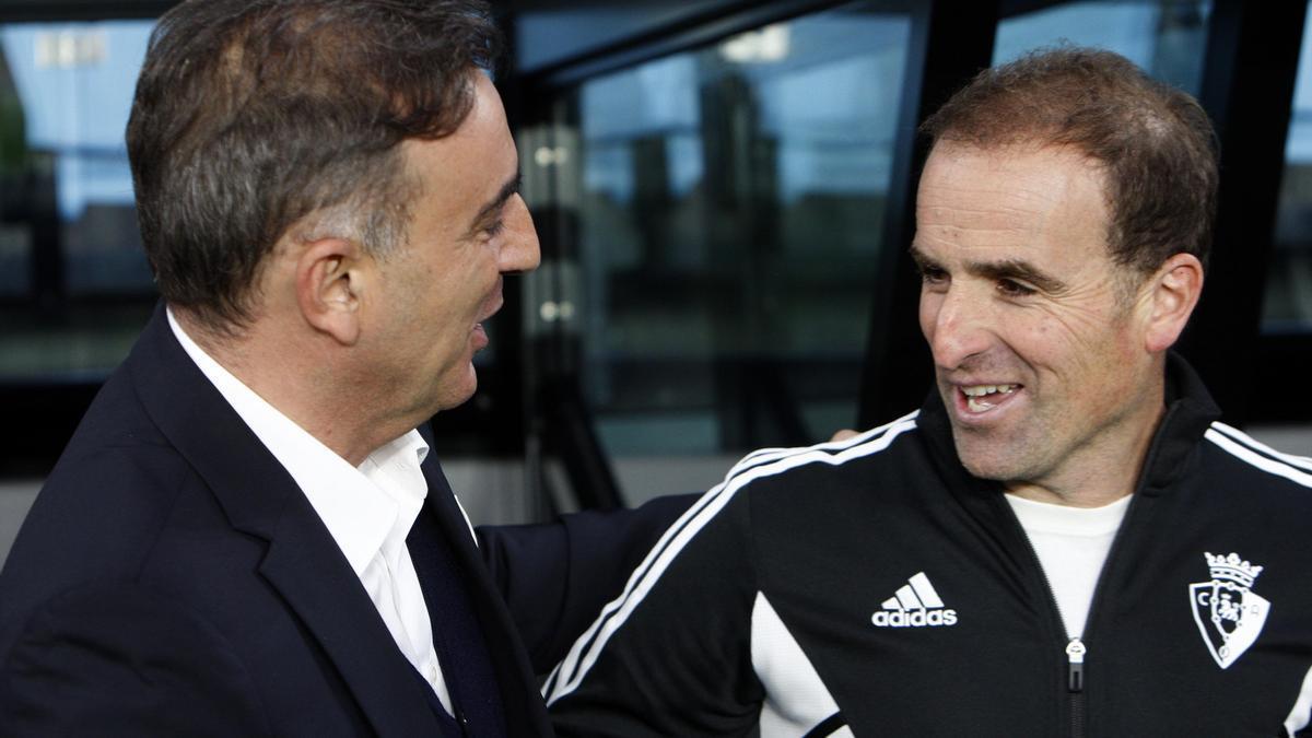 El nuevo entrenador del Celta, Carlos Carvalhal (i), saluda al entrenador de Osasuna, Jagoba Arrasate (d)