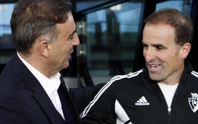 El nuevo entrenador del Celta, Carlos Carvalhal (i), saluda al entrenador de Osasuna, Jagoba Arrasate (d) El nuevo entrenador del Celta, Carlos Carvalhal (i), saluda al entrenador de Osasuna, Jagoba Arrasate (d)