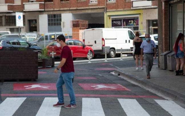 Vecinos circulan por un espacio peatonal de reciente creación que será consolidado. Vecinos circulan por un espacio peatonal de reciente creación que será consolidado.