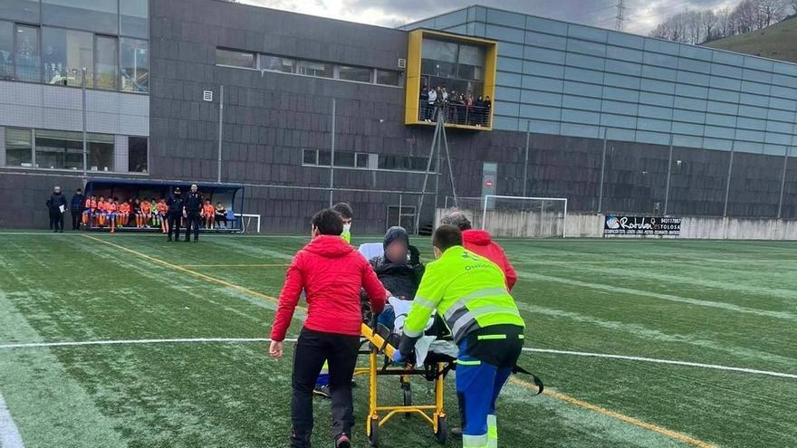 Momento en el que trasladan al herido desde el helicóptero a la ambulancia en el campo de fútbol de Tolosa