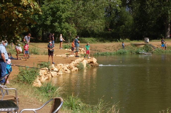 Pescadores pescando en el lago de pesca de la piscifactoría Nusi.