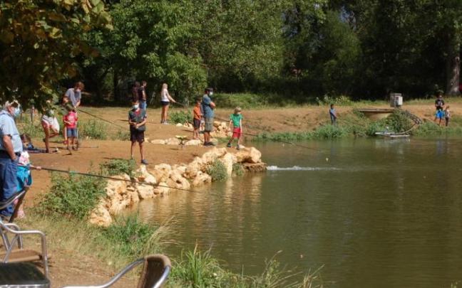 Pescadores pescando en el lago de pesca de la piscifactoría Nusi. Pescadores pescando en el lago de pesca de la piscifactoría Nusi.