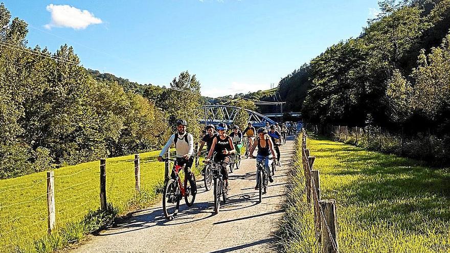 Jóvenes recorren en bici la vía verde del Bidasoa