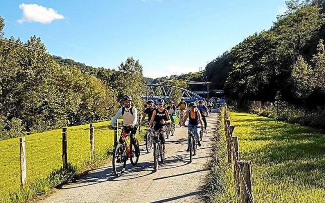 Jóvenes recorren en bici la vía verde del Bidasoa