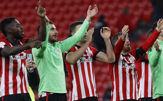 Los jugadores del Athletic celebran con la parroquia de San Mamés el triunfo ante el Espanyol en Copa el pasado miércoles. Los jugadores del Athletic celebran con la parroquia de San Mamés el triunfo ante el Espanyol en Copa el pasado miércoles.