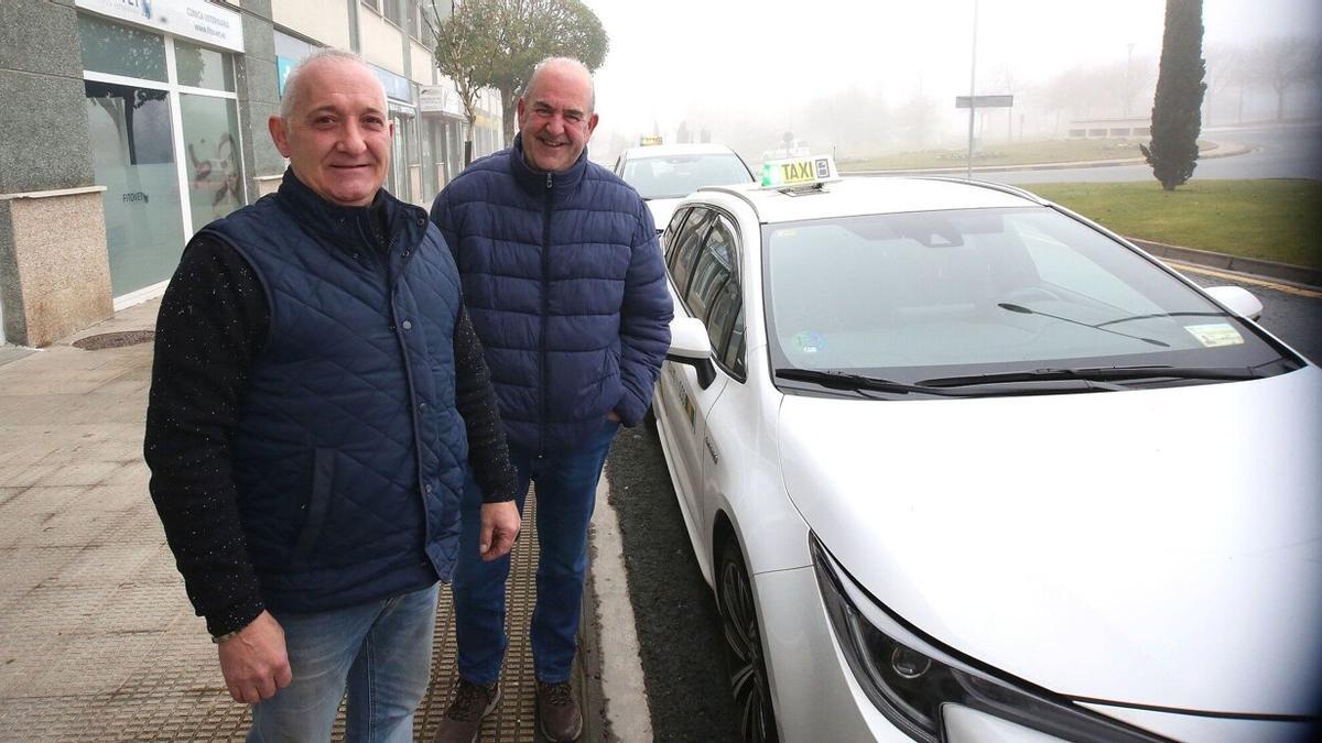 Los taxistas José Mari Abad y Ángel Jara.
