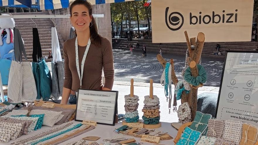 Lucía, con sus productos, en una ferias de artesanía.