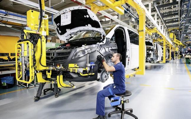 Los operarios de la cadena de Mercedes-Benz en Vitoria comenzarán sus vacaciones el próximo día 30 Los operarios de la cadena de Mercedes-Benz en Vitoria comenzarán sus vacaciones el próximo día 30