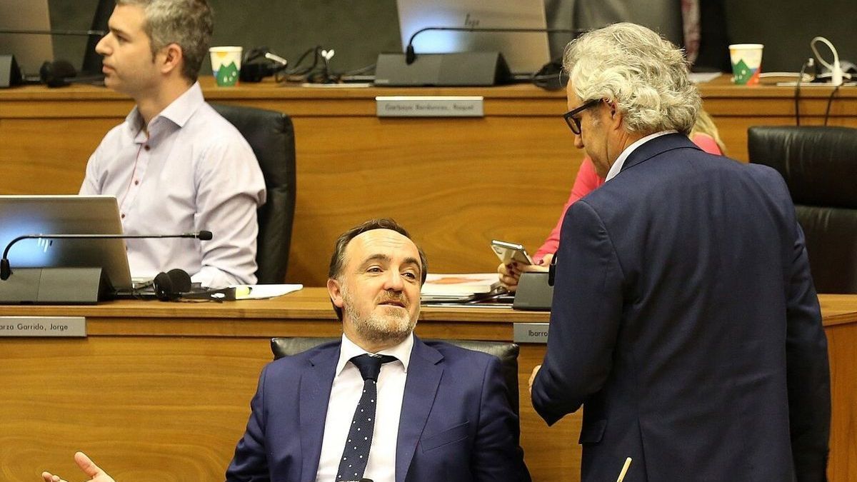 Esparza (UPN) habla con Pérez-Nievas (Ciudadanos) en el Parlamento foral