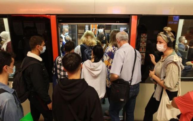 Imagen del metro durante uno de los paros con servicios m&iacute;nimos