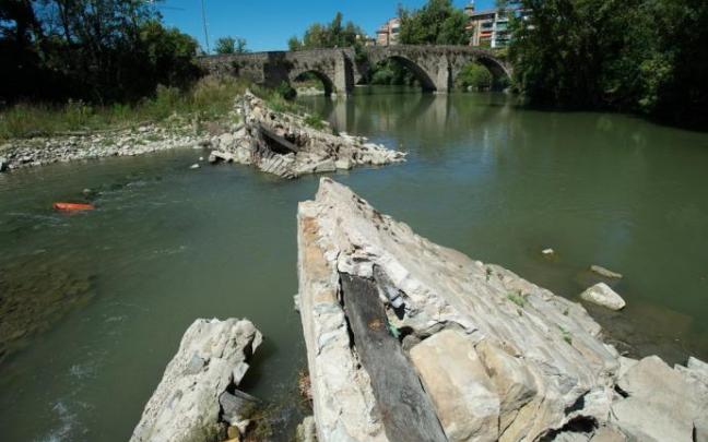 Imagen captada en agosto del año pasado de la presa de Santa Engracia, rota parcialmente desde 2018.