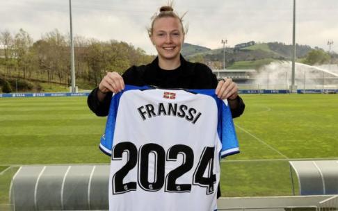 Sanny Franssi, posa con la camiseta conmemorativa de su renovación.