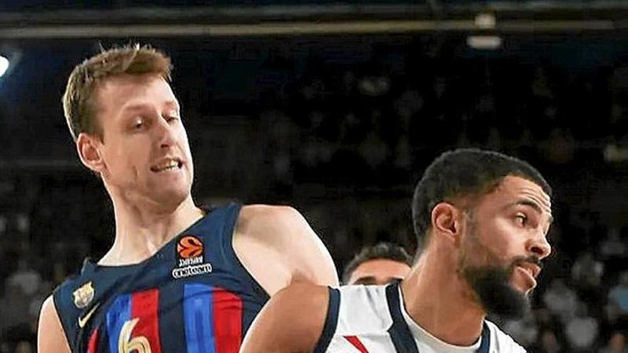 Thompson protege el balón de Vesely durante el duelo disputado ayer contra el Barcelona en el Palau.