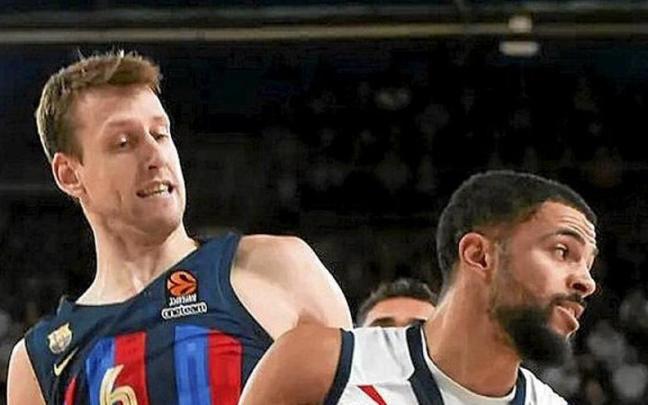 Thompson protege el balón de Vesely durante el duelo disputado ayer contra el Barcelona en el Palau. Thompson protege el balón de Vesely durante el duelo disputado ayer contra el Barcelona en el Palau.