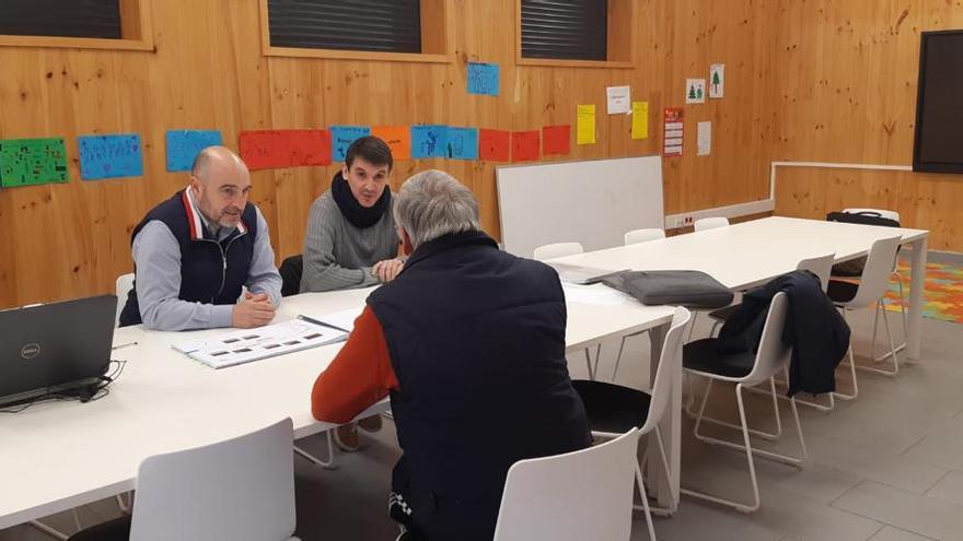 Juanra Urkijo y Kepa Lambarri, con un vecino.