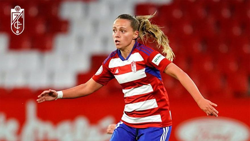 Una jugadora del Granada controla el balón durante el partido ante el Alavés Femenino