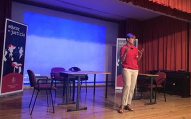 La jueza María Alemán, en un acto con estudiantes.