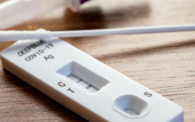 Un test de antígenos.