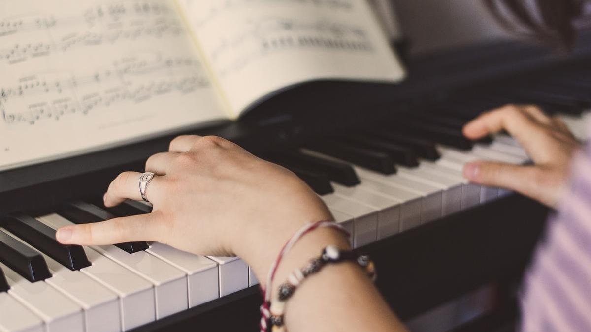 Una de las pruebas es interpretar una melod&iacute;a y tocar simult&aacute;neamente al piano un acompa&ntilde;amiento arm&oacute;nico