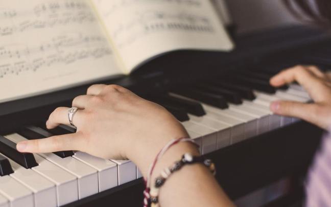 Una de las pruebas es interpretar una melod&iacute;a y tocar simult&aacute;neamente al piano un acompa&ntilde;amiento arm&oacute;nico