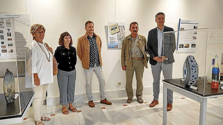 Representantes del Gobierno de Navarra y responsables de la exposición.