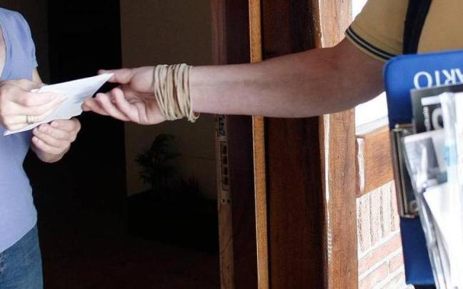 Imagen de detalle de una entrega por parte de una cartera rural