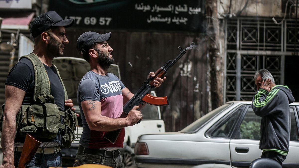 Militantes libaneses disparan al aire en Trípoli (Libia).