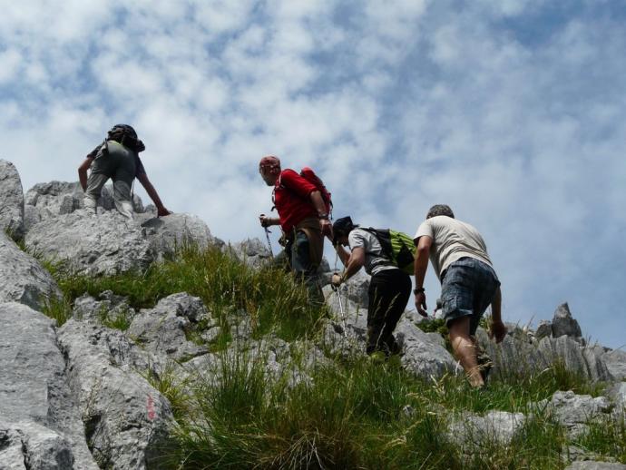 Un grupo de personas en el parque natural de Gorbea.