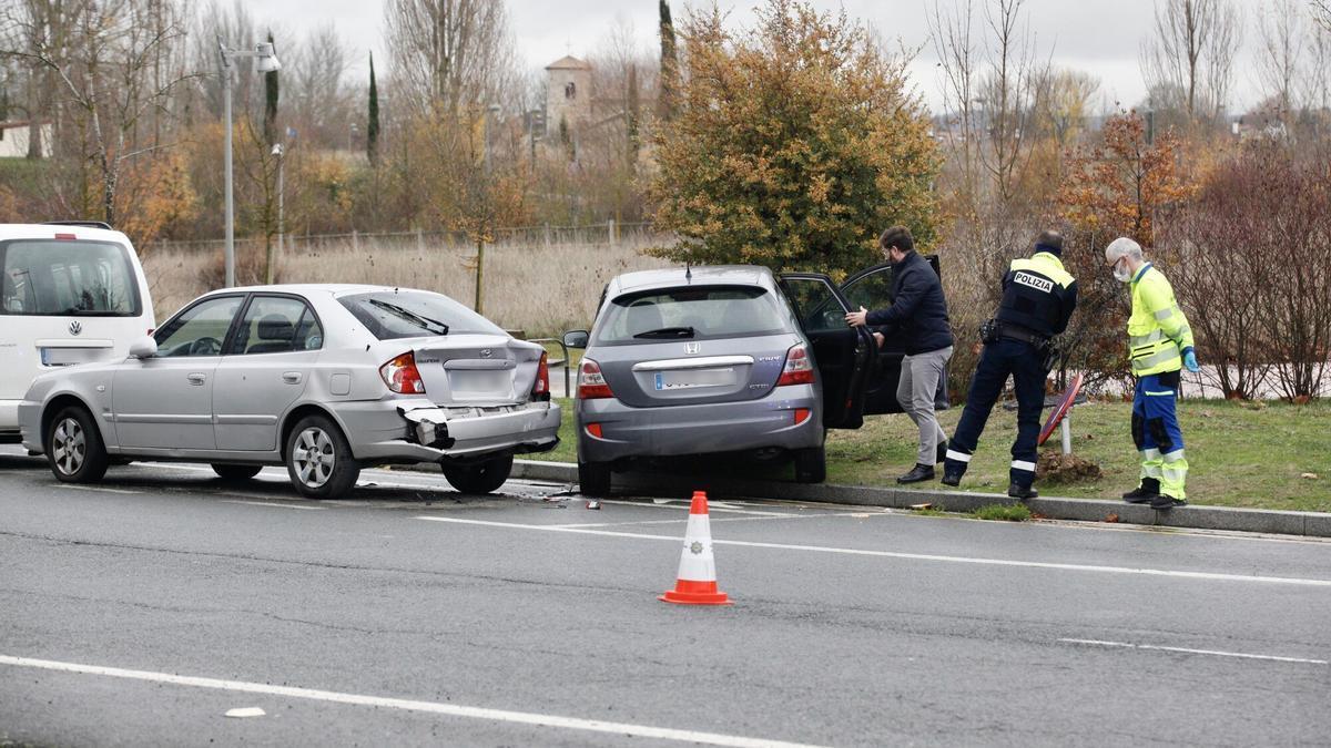 Un coche se empotra contra otro aparcado en Alto de Armentia.