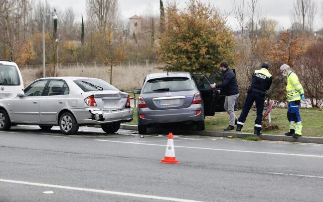 Un coche se empotra contra otro aparcado en Alto de Armentia.