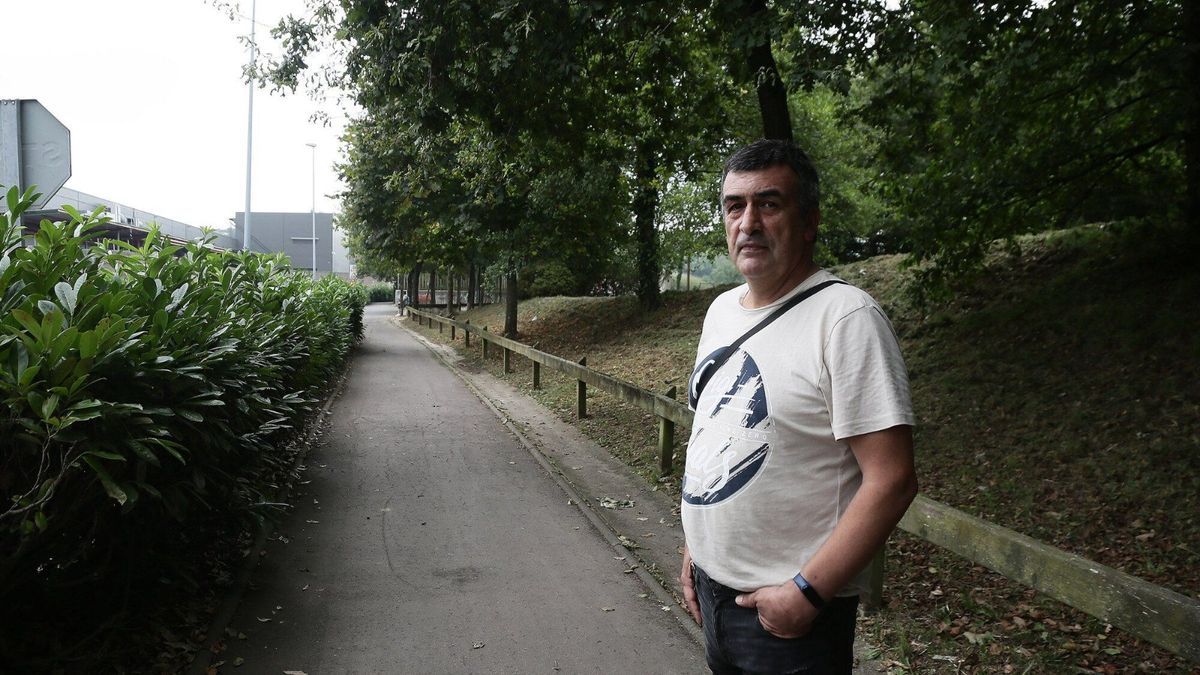 Javier Méndez, padre de Naroa, en el bidegorri junto a Garbera donde sufrió el accidente su hija con la bicicleta.