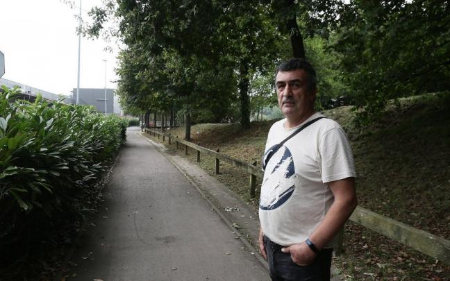 Javier Méndez, padre de Naroa, en el bidegorri junto a Garbera donde sufrió el accidente su hija con la bicicleta. Javier Méndez, padre de Naroa, en el bidegorri junto a Garbera donde sufrió el accidente su hija con la bicicleta.
