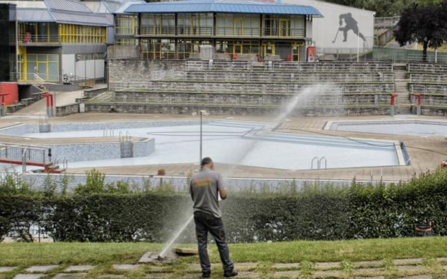 Un operario en tareas de mantenimiento, en el polideportivo de Txurdinaga. Un operario en tareas de mantenimiento, en el polideportivo de Txurdinaga.