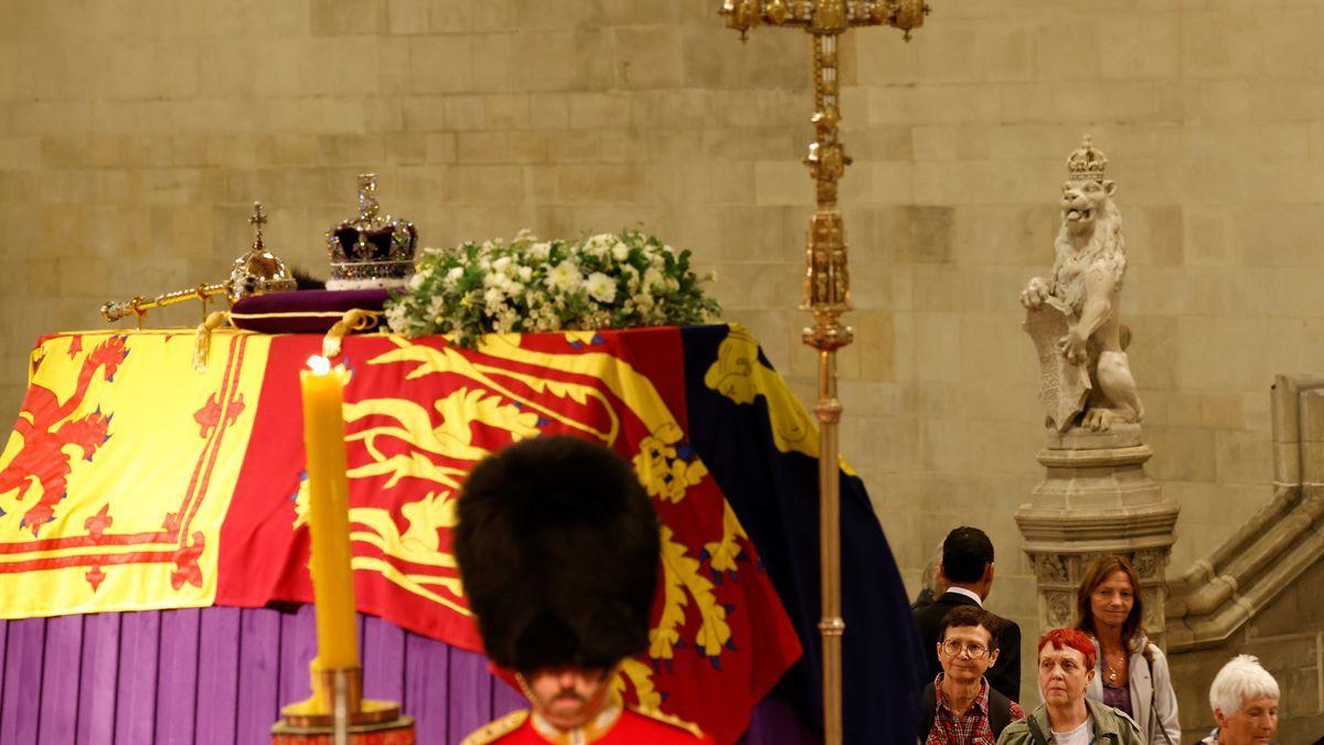 El ataúd de la reina Isabel II en el Palacio de Westminster (Londres).