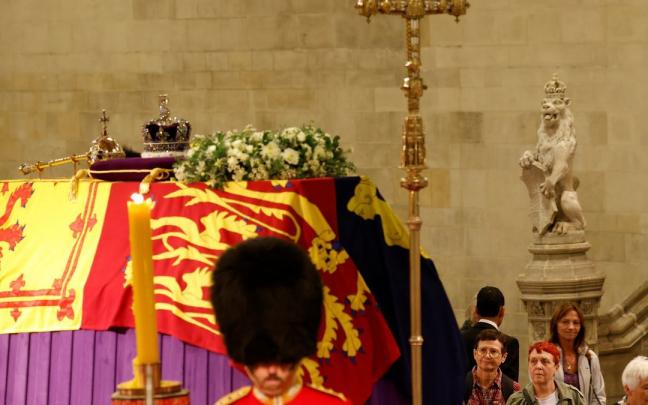 El ataúd de la reina Isabel II en el Palacio de Westminster (Londres). El ataúd de la reina Isabel II en el Palacio de Westminster (Londres).