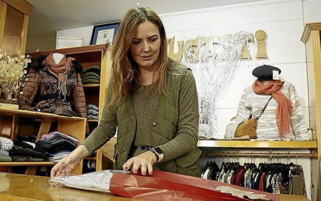 Ixiar Prieto, de Zugasti Jantziak, que ha tomado parte en la iniciativa, envuelve un regalo con material reciclado. Ixiar Prieto, de Zugasti Jantziak, que ha tomado parte en la iniciativa, envuelve un regalo con material reciclado.