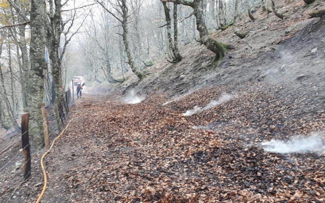 Efectivos de los Bomberos trabajan en extinguir el fuego, que ha sido controlado. Efectivos de los Bomberos trabajan en extinguir el fuego, que ha sido controlado.
