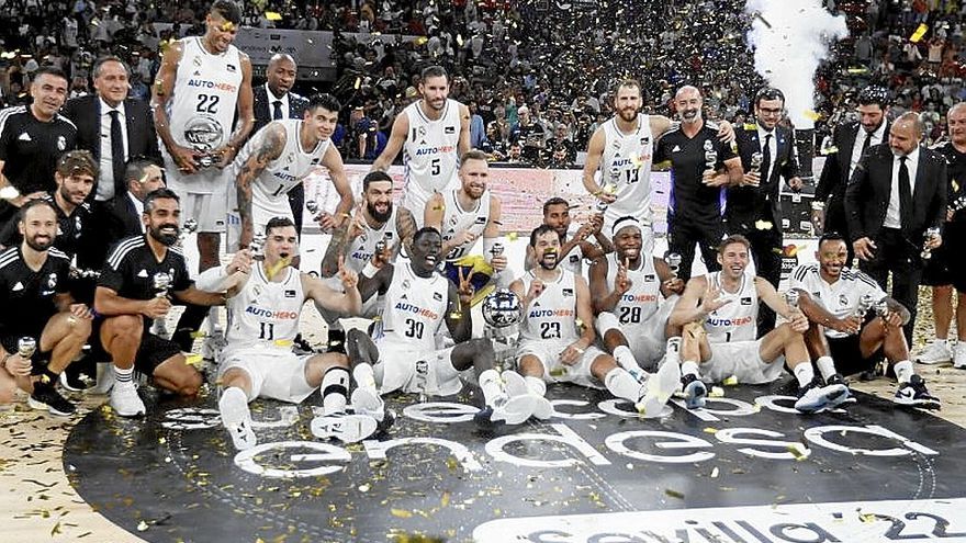El Real Madrid celebra el t&iacute;tulo en el pabell&oacute;n San Pablo. | FOTO: EFE